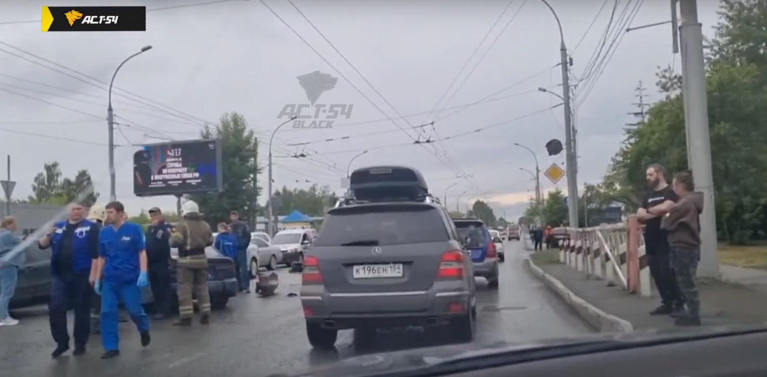 Фото В Новосибирске столкнулись четыре автомобиля на Станционной 2